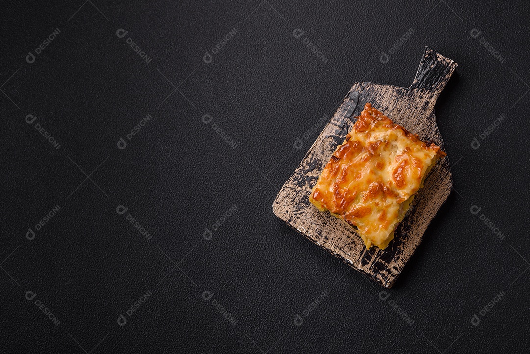 A imagem mostra um prato de lasanha com tomate cereja e pimenta rosa em grão