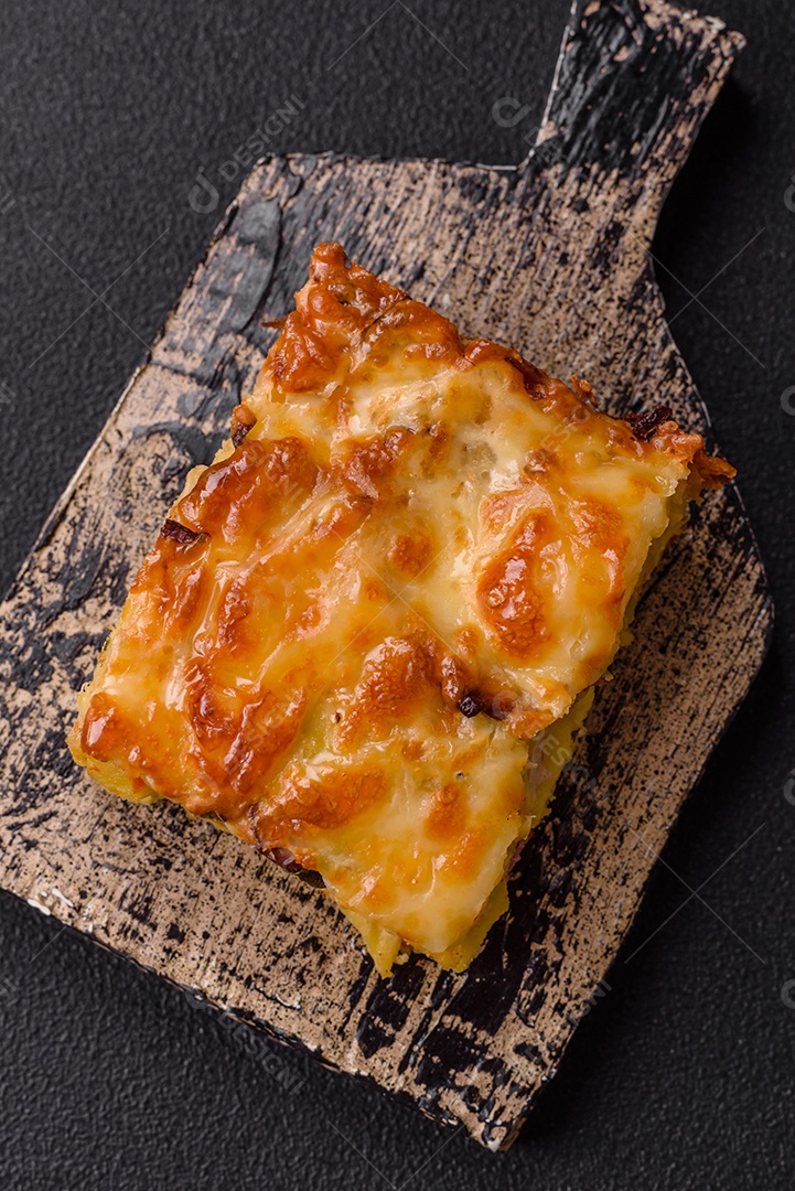 A imagem mostra um prato de lasanha com tomate cereja e pimenta rosa em grão