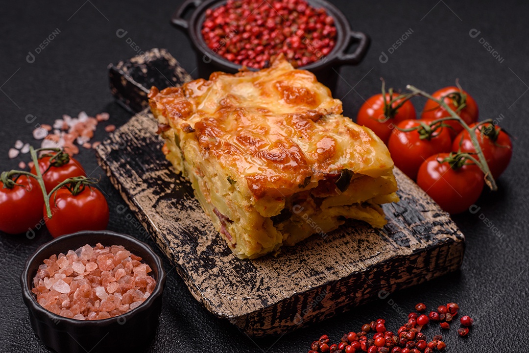 A imagem mostra um prato de lasanha com tomate cereja e pimenta rosa em grão