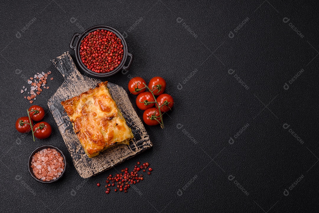 A imagem mostra um prato de lasanha com tomate cereja e pimenta rosa em grão