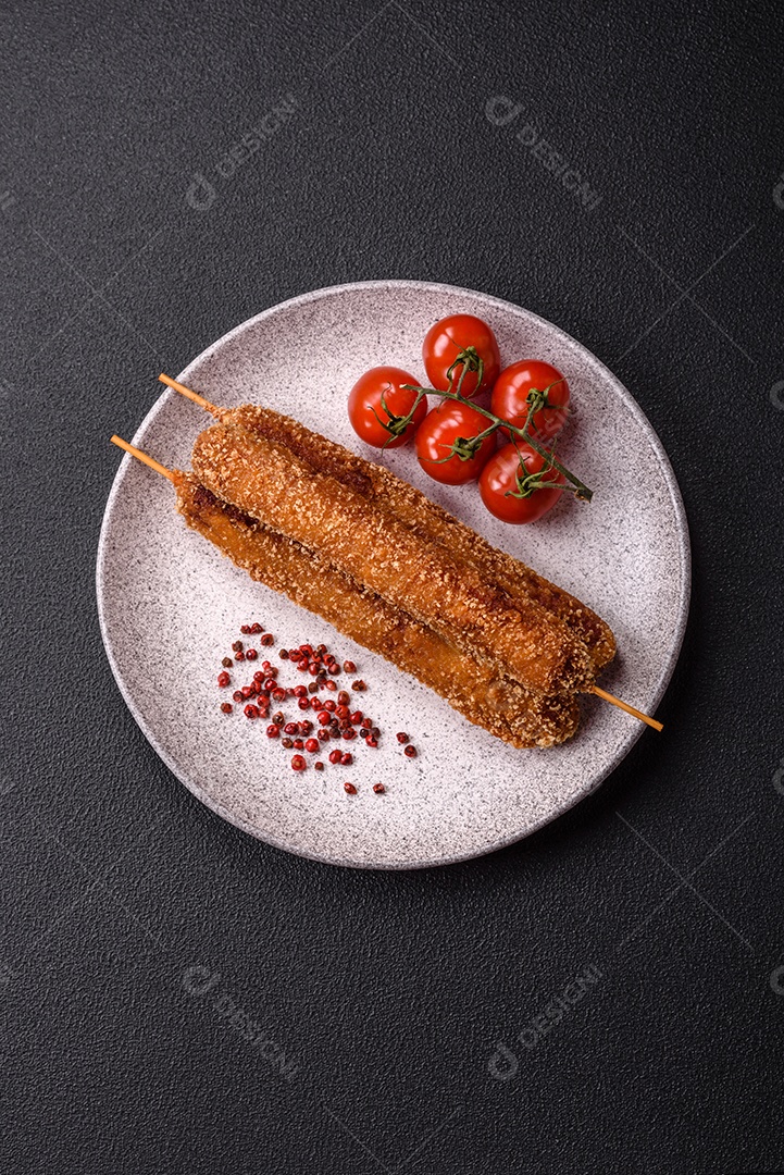 A imagem mostra espetinhos de lula