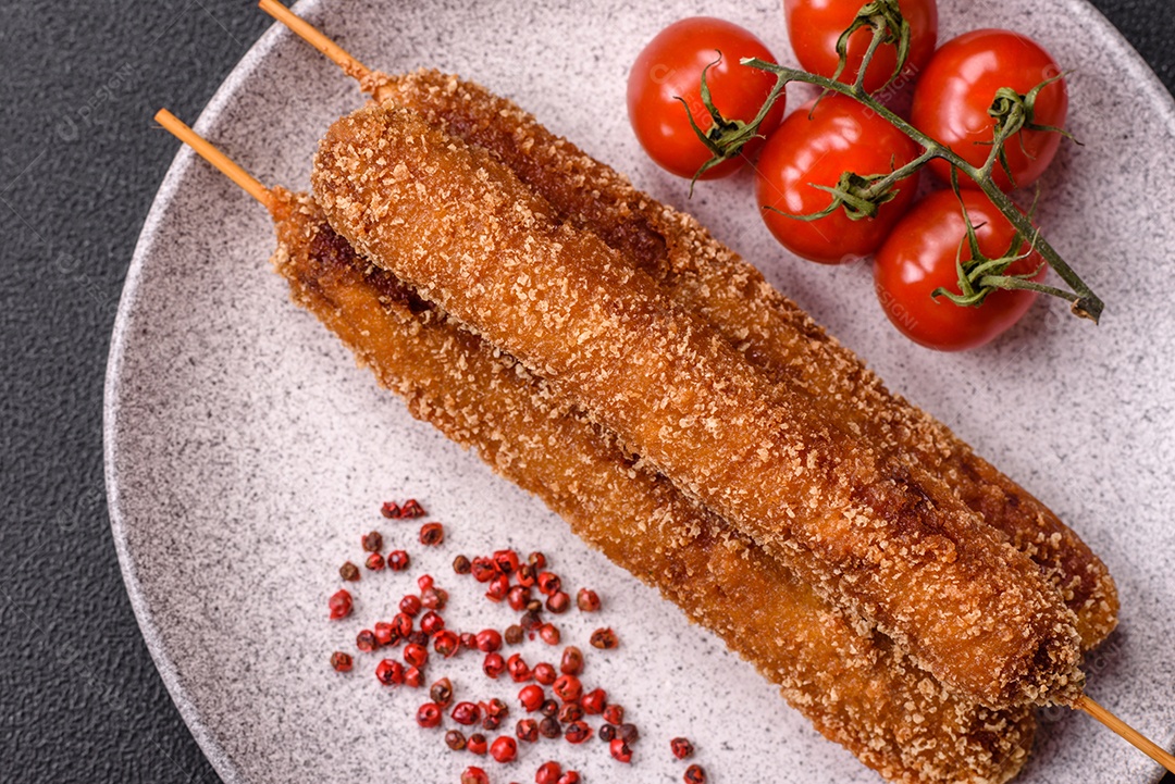 A imagem mostra espetinhos de lula