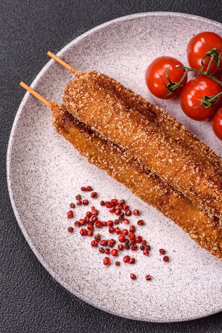 A imagem mostra espetinhos de lula