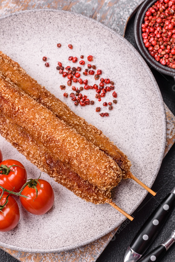 A imagem mostra espetinhos de lula