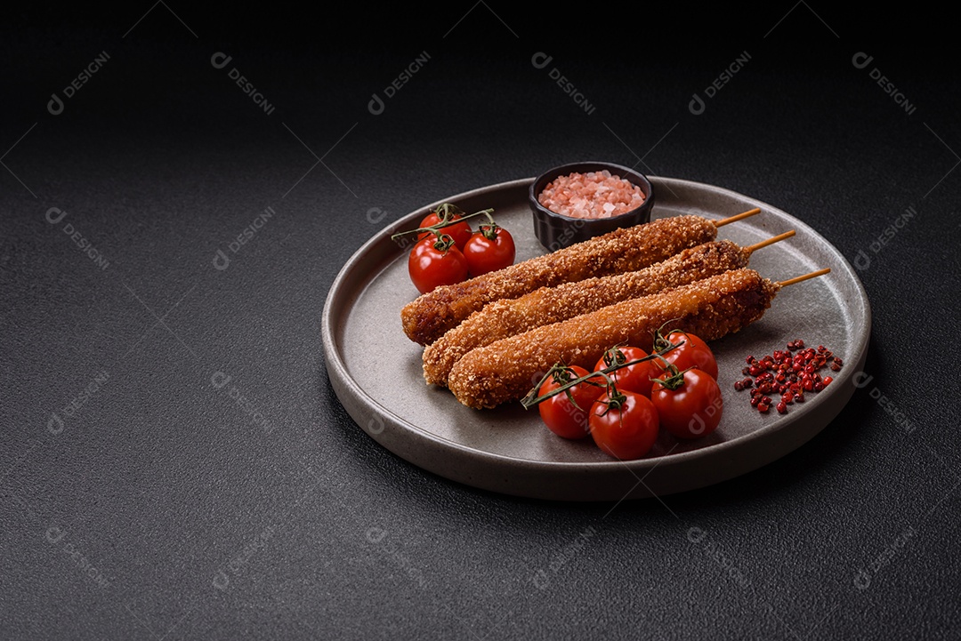 A imagem mostra espetinhos de lula