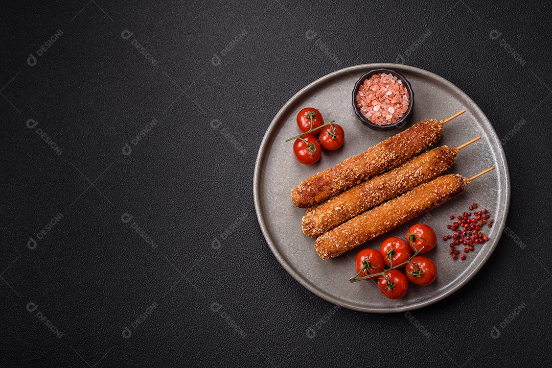 A imagem mostra espetinhos de lula