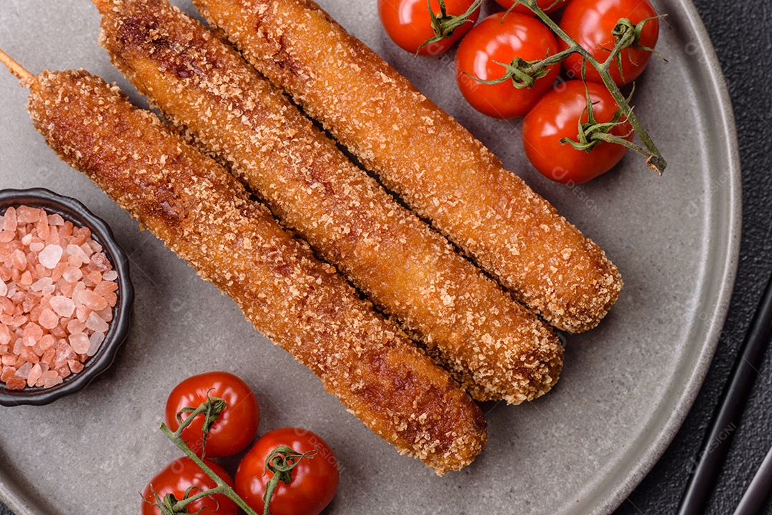 A imagem mostra espetinhos de lula