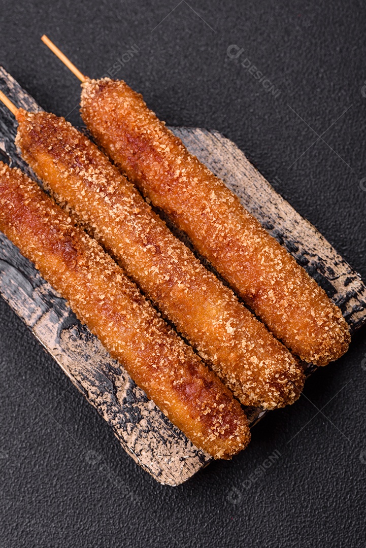 A imagem mostra espetinhos de lula