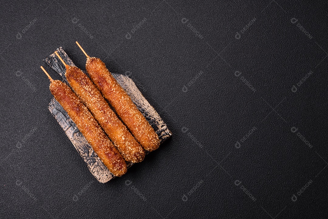 A imagem mostra espetinhos de lula