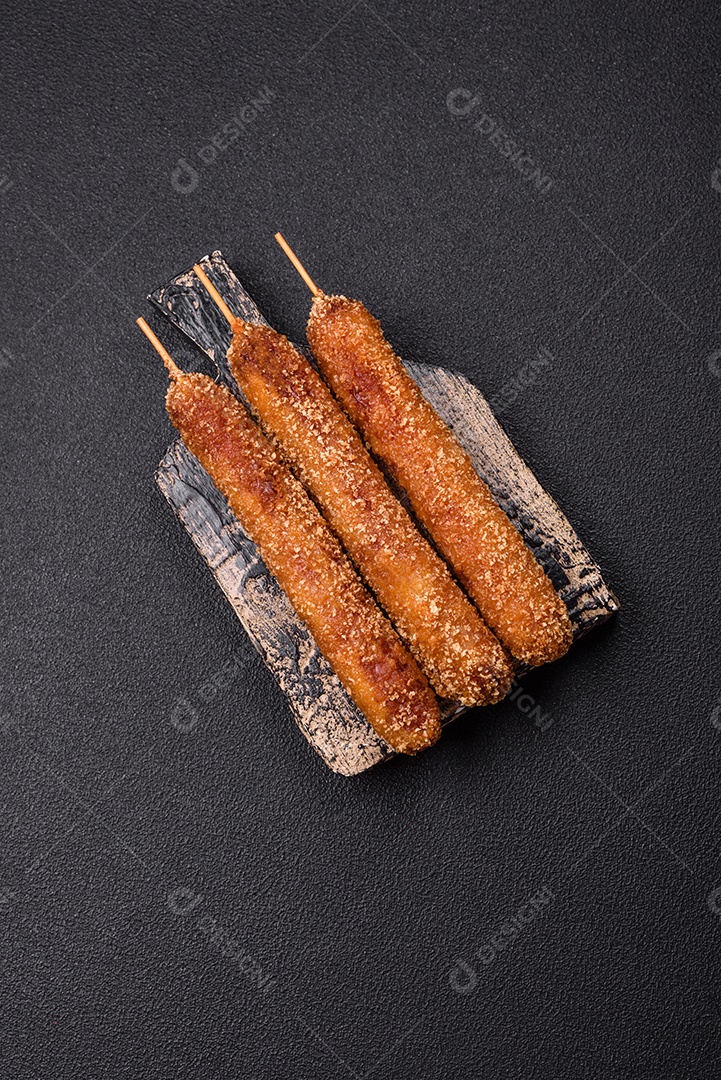 A imagem mostra espetinhos de lula