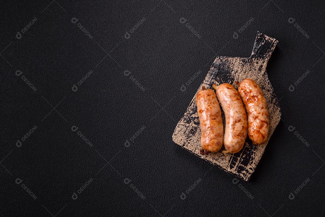 A imagem mostra salsichas grelhadas, possivelmente do tipo bratwurst, que são salsichas alemãs