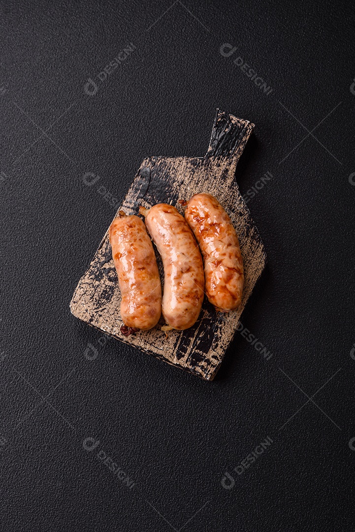 A imagem mostra salsichas grelhadas, possivelmente do tipo bratwurst, que são salsichas alemãs