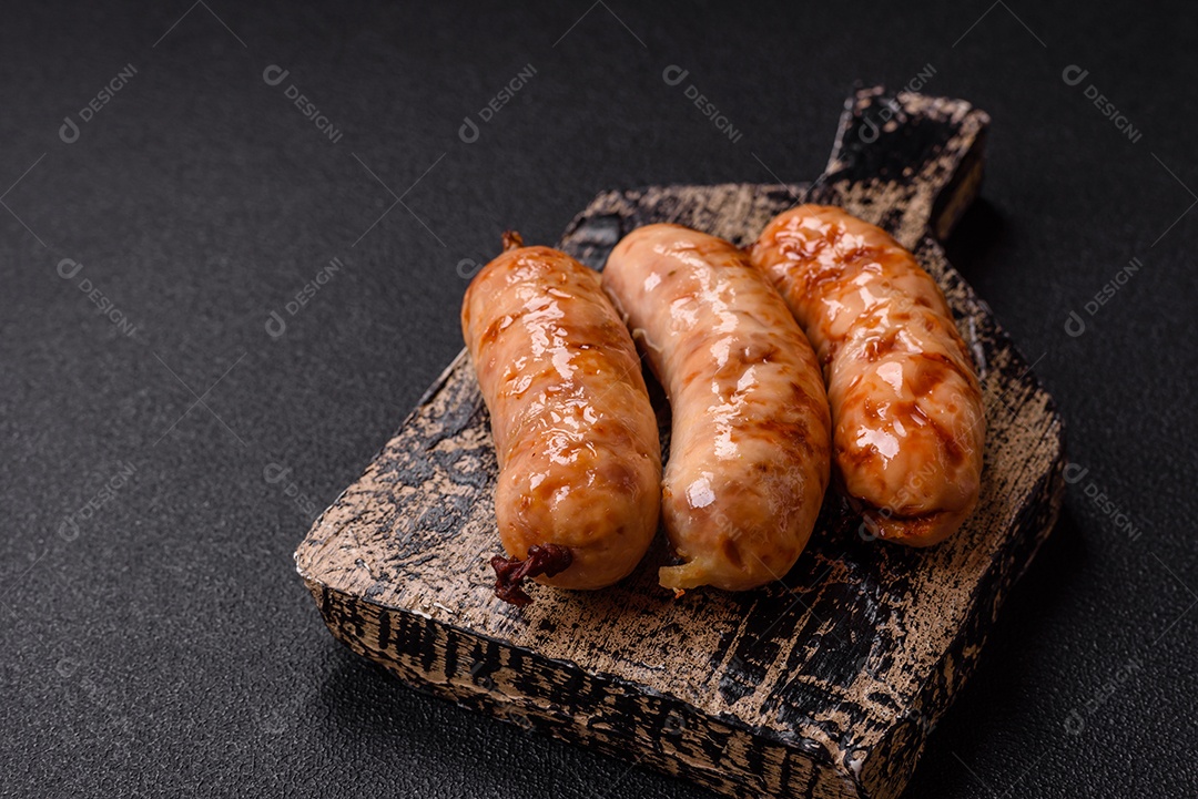 A imagem mostra salsichas grelhadas, possivelmente do tipo bratwurst, que são salsichas alemãs