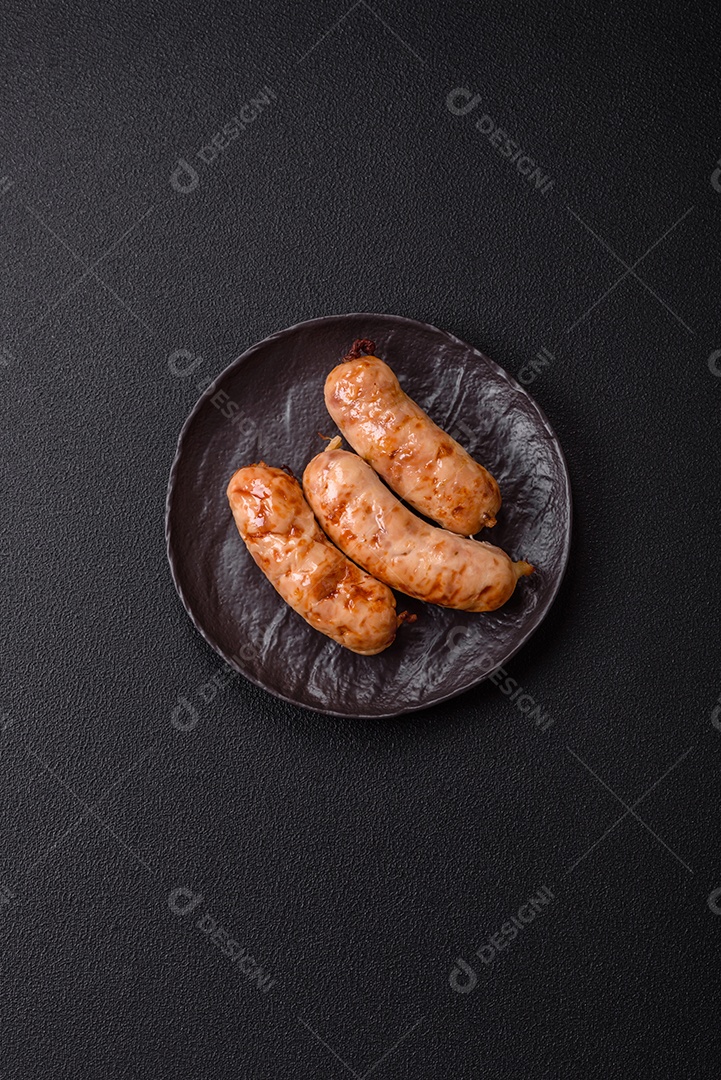 A imagem mostra salsichas grelhadas, possivelmente do tipo bratwurst, que são salsichas alemãs