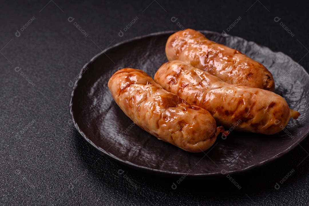 A imagem mostra salsichas grelhadas, possivelmente do tipo bratwurst, que são salsichas alemãs