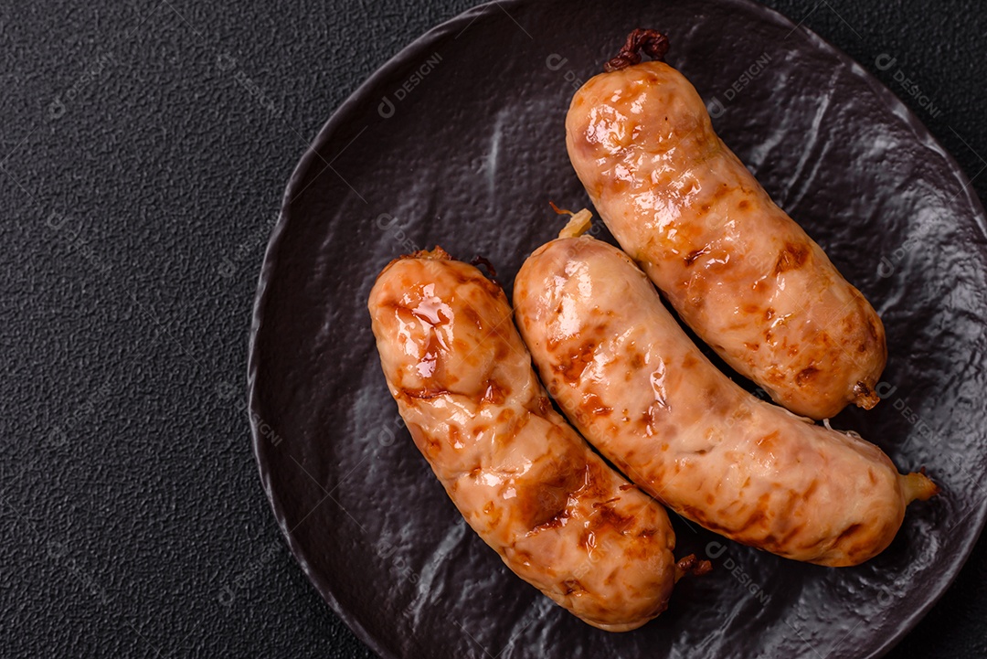 A imagem mostra salsichas grelhadas, possivelmente do tipo bratwurst, que são salsichas alemãs