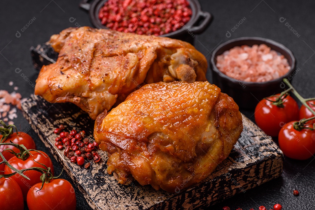 A imagem mostra sobrecoxa de frango assada, acompanhada de tomate cereja em rama e sal grosso.