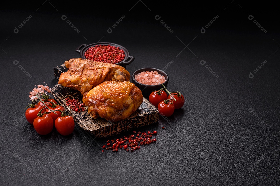 A imagem mostra sobrecoxa de frango assada, acompanhada de tomate cereja em rama e sal grosso.
