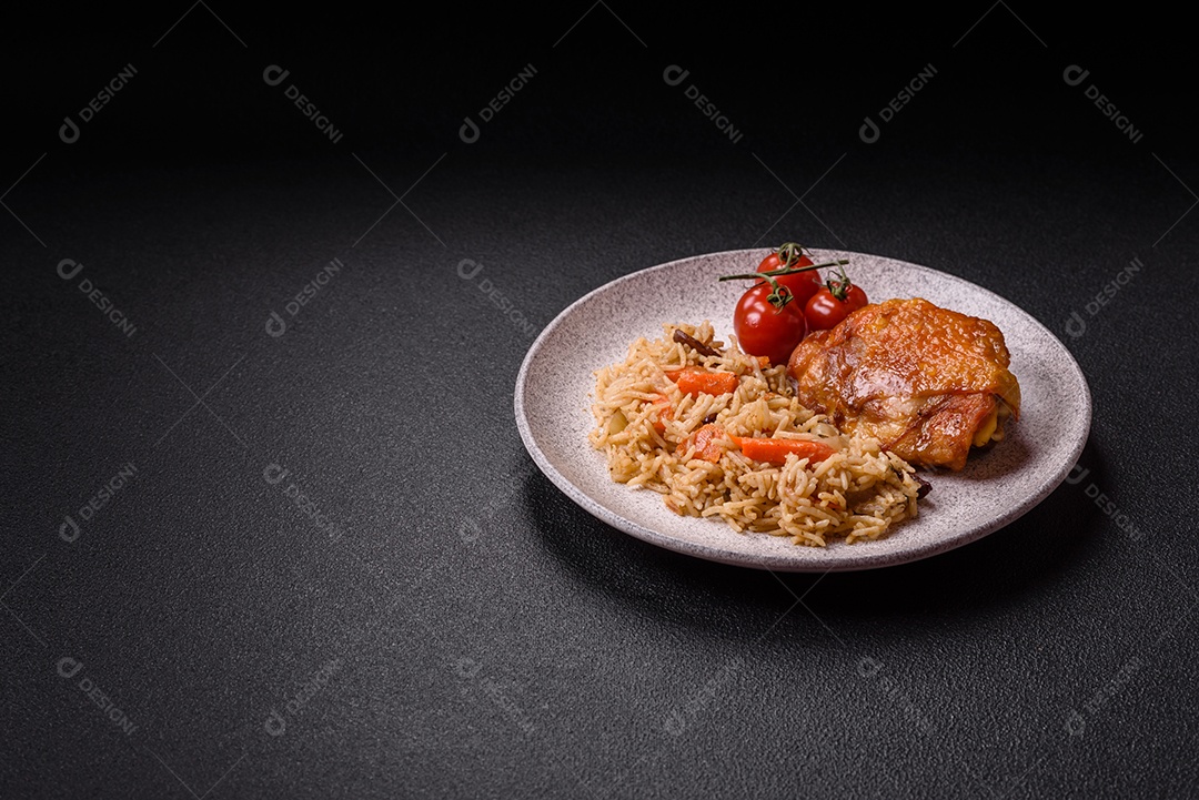 A imagem mostra um prato de pilaf, também conhecido como pilau.