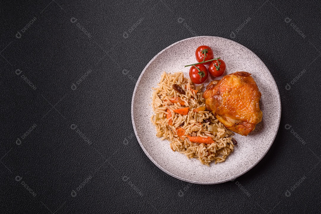 A imagem mostra um prato de pilaf, também conhecido como pilau.