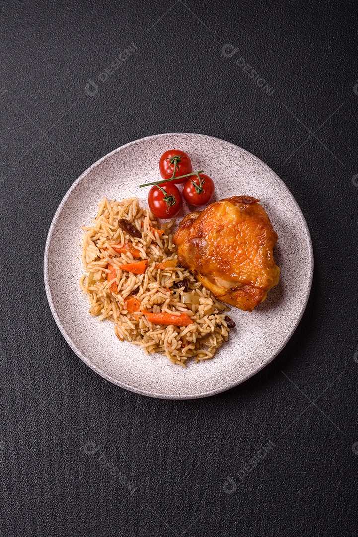 A imagem mostra um prato de pilaf, também conhecido como pilau.