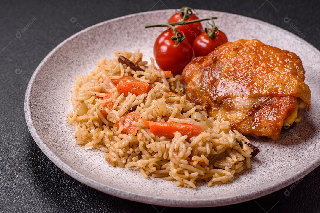 A imagem mostra um prato de pilaf, também conhecido como pilau.