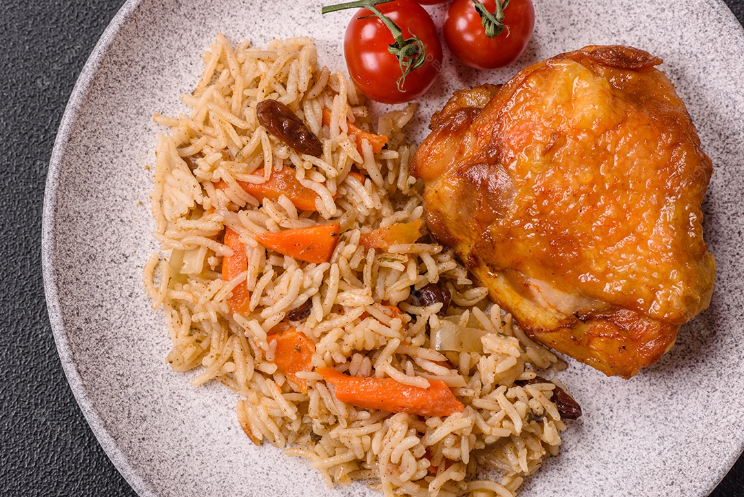 A imagem mostra um prato de pilaf, também conhecido como pilau.