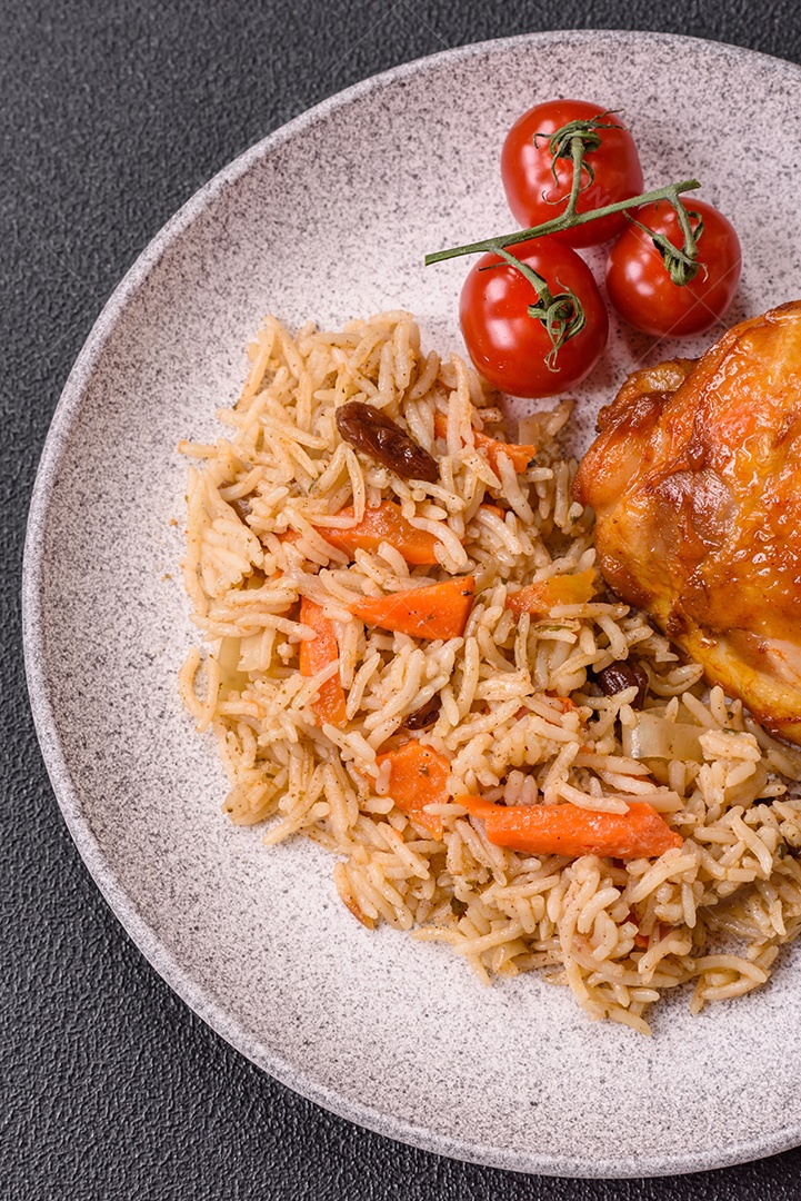 A imagem mostra um prato de pilaf, também conhecido como pilau.