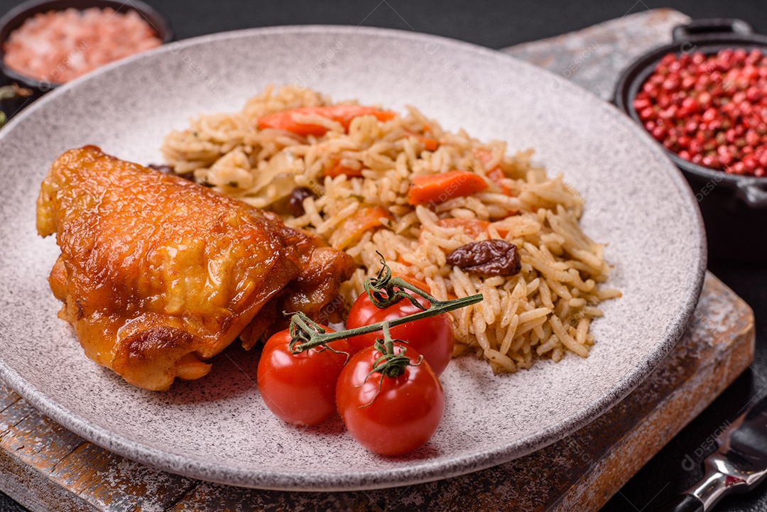 A imagem mostra um prato de pilaf, também conhecido como pilau.