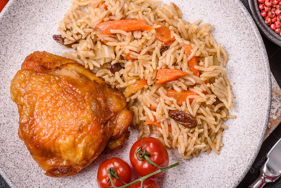 A imagem mostra um prato de pilaf, também conhecido como pilau.