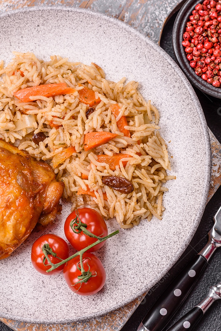 A imagem mostra um prato de pilaf, também conhecido como pilau.