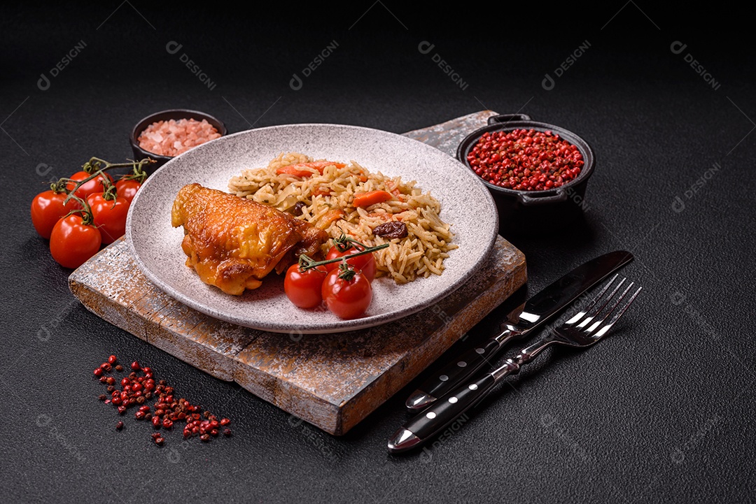 A imagem mostra um prato de pilaf, também conhecido como pilau.