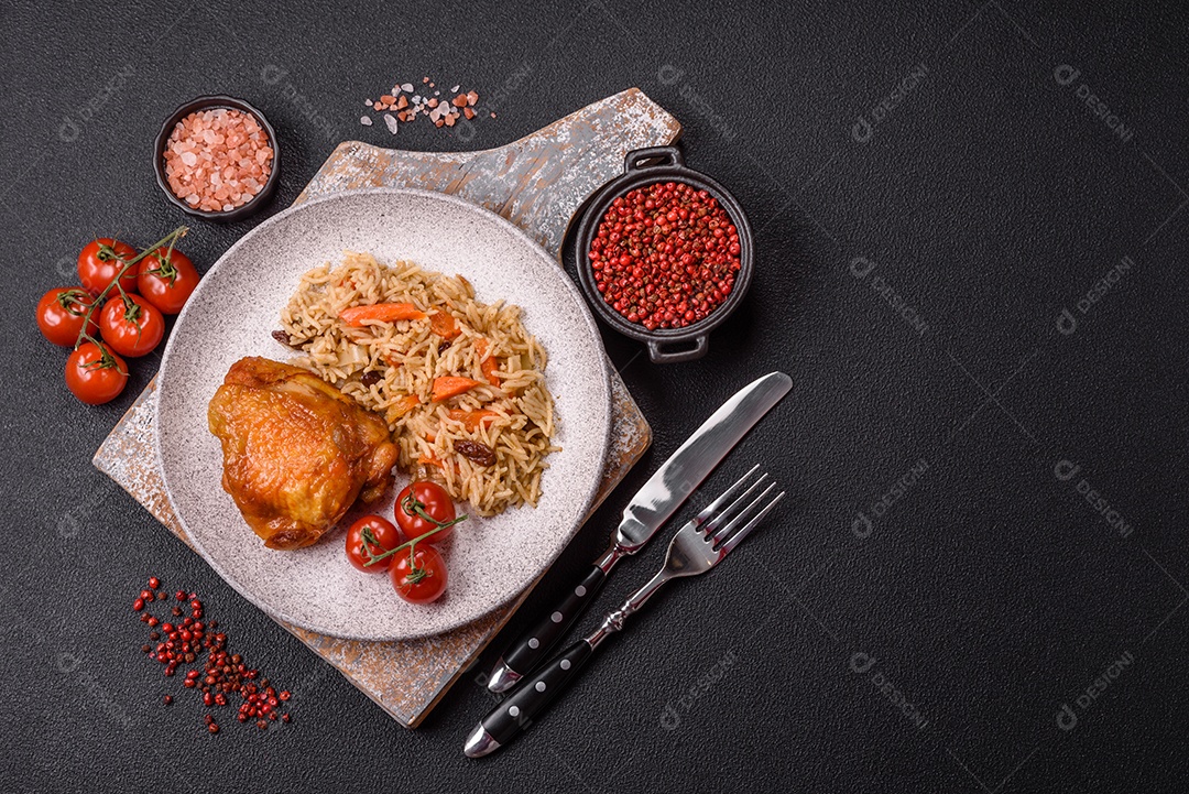 A imagem mostra um prato de pilaf, também conhecido como pilau.