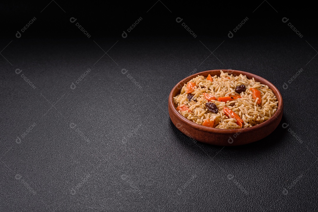 A imagem mostra um prato de pilaf, também conhecido como pilau.