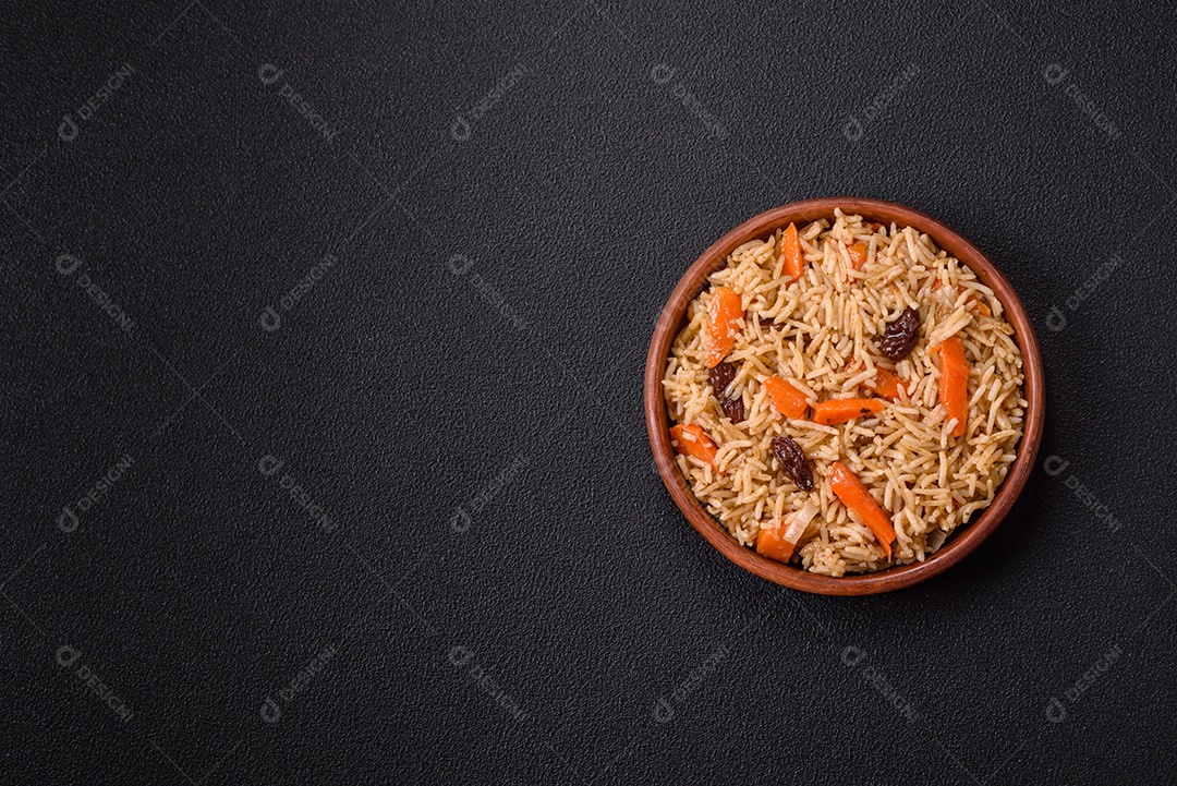 A imagem mostra um prato de pilaf, também conhecido como pilau.