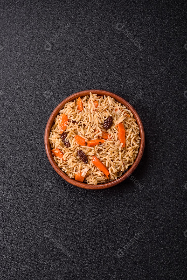 A imagem mostra um prato de pilaf, também conhecido como pilau.