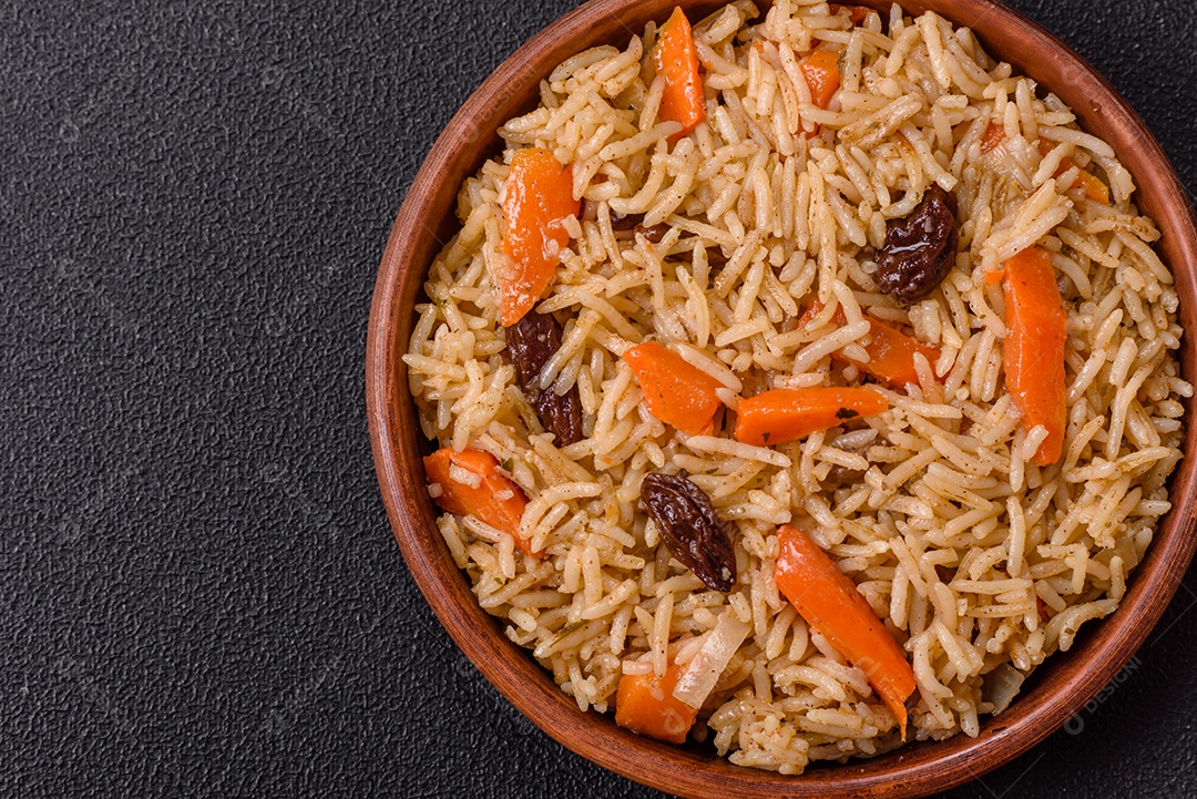 A imagem mostra um prato de pilaf, também conhecido como pilau.