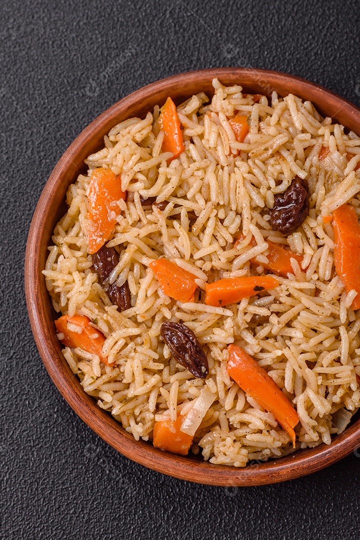 A imagem mostra um prato de pilaf, também conhecido como pilau.