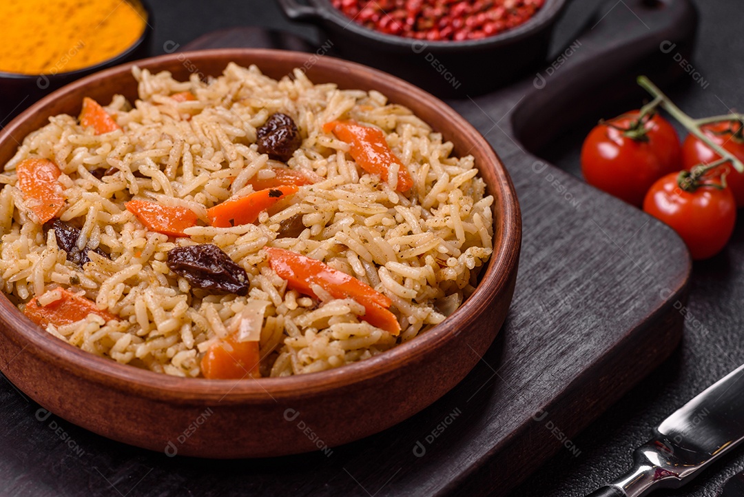 A imagem mostra um prato conhecido como Arroz Pilaf