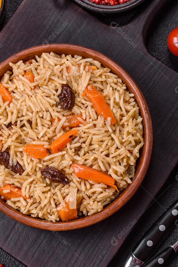 A imagem mostra um prato conhecido como Arroz Pilaf