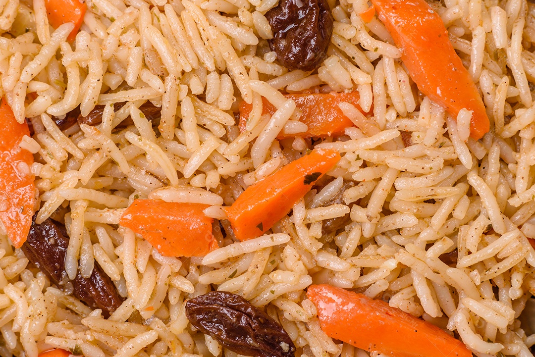 A imagem mostra um prato conhecido como Arroz Pilaf
