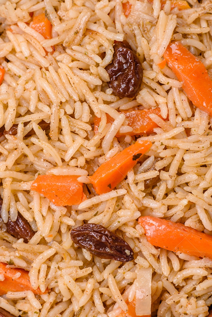 A imagem mostra um prato conhecido como Arroz Pilaf