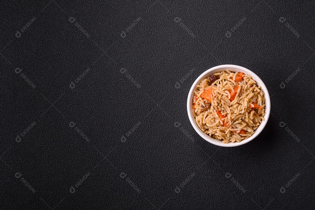 A imagem mostra um prato conhecido como Arroz Pilaf