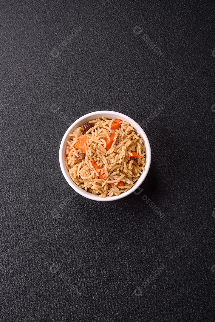 A imagem mostra um prato conhecido como Arroz Pilaf