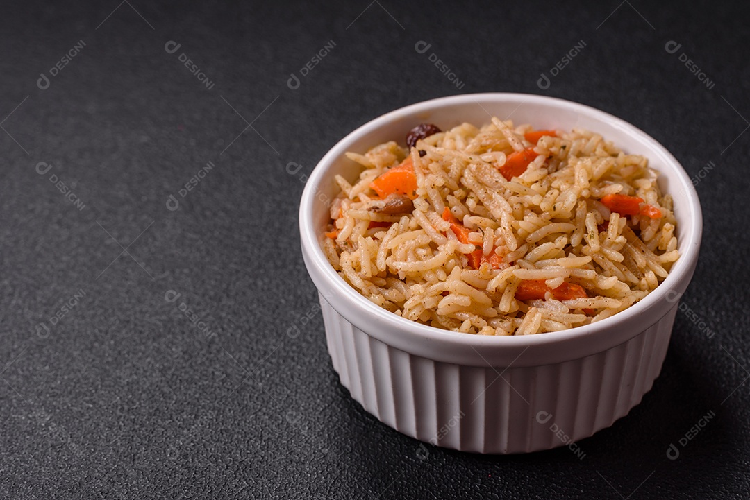 A imagem mostra um prato conhecido como Arroz Pilaf