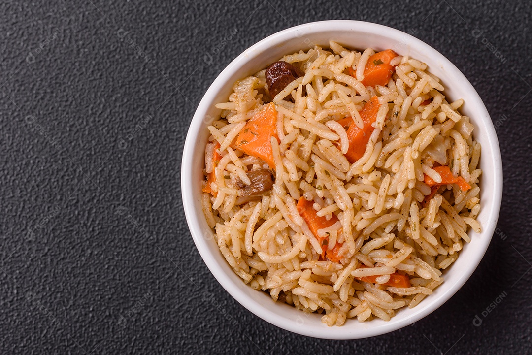 A imagem mostra um prato conhecido como Arroz Pilaf