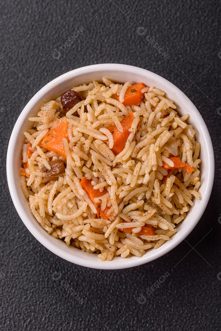 A imagem mostra um prato conhecido como Arroz Pilaf