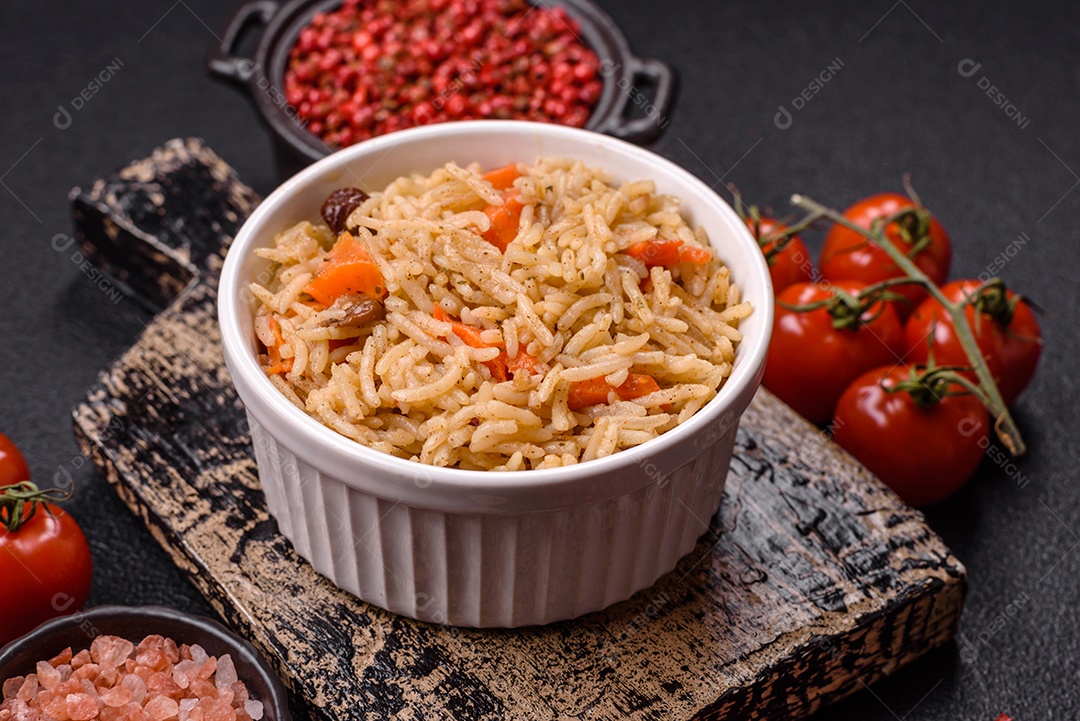 A imagem mostra um prato conhecido como Arroz Pilaf