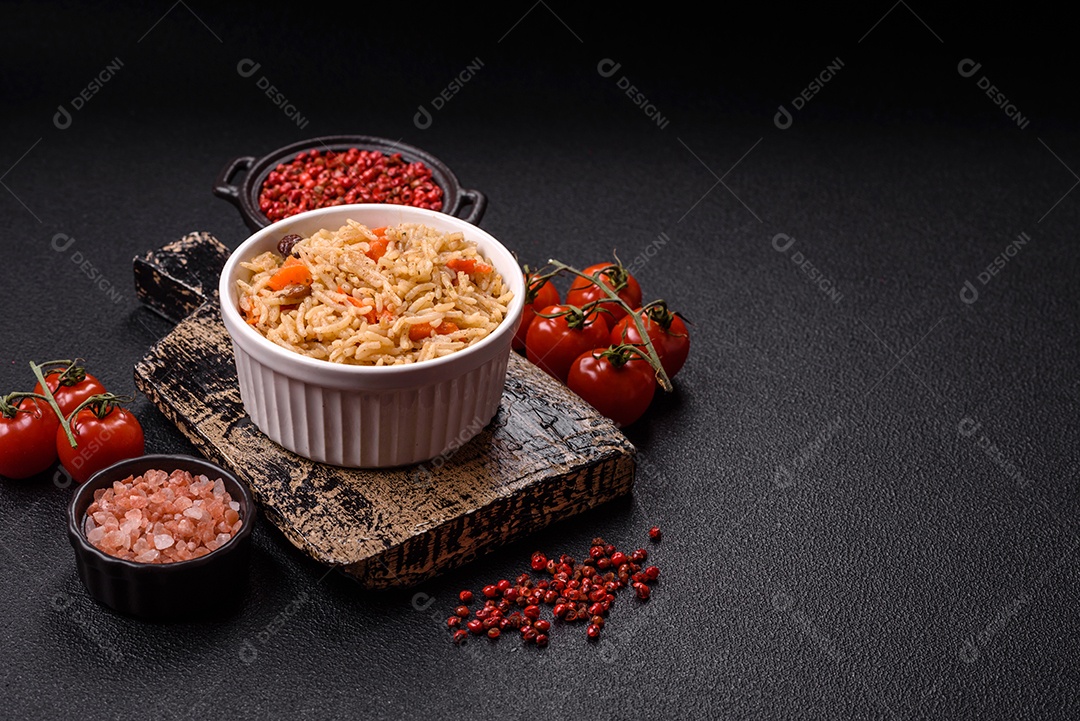 A imagem mostra um prato conhecido como Arroz Pilaf