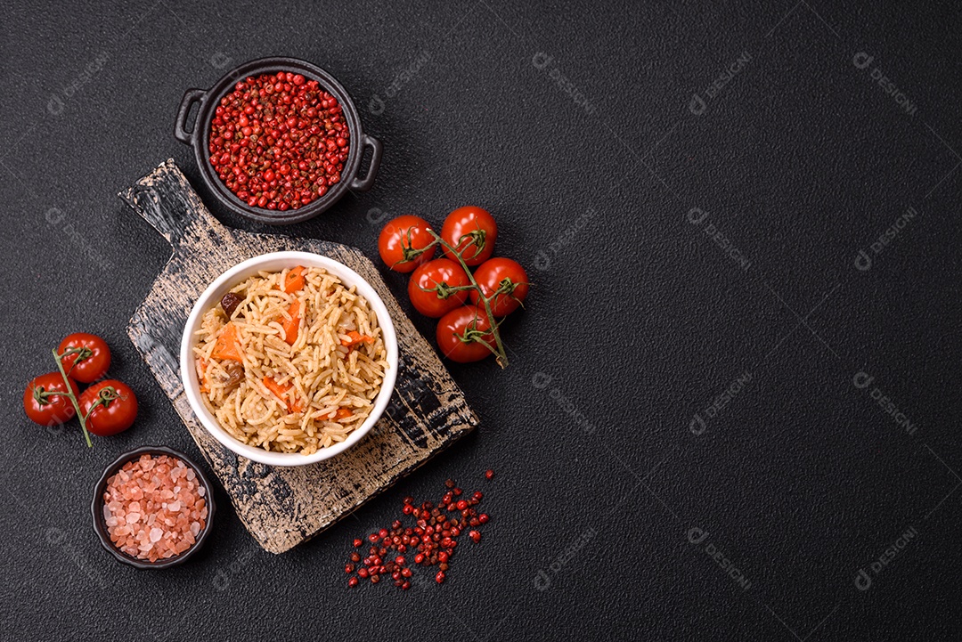 A imagem mostra um prato conhecido como Arroz Pilaf